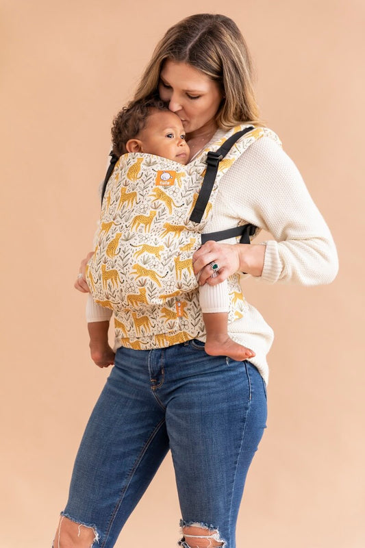 Mama całuje dziecko w nosidełku Tula Free-to-Grow Prowl