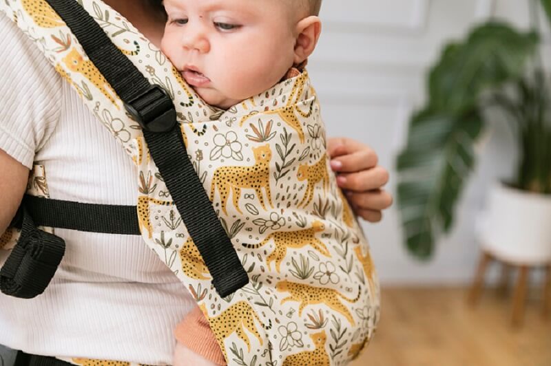 Zbliżenie na dziecko w nosidełku Tula Free-to-Grow Prowl