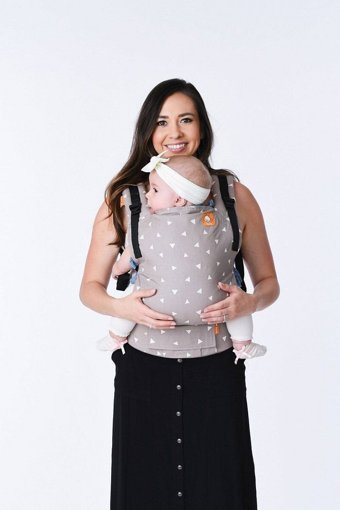 Mama nosi dziecko w nosidełku Tula Free-to-Grow dla noworodków