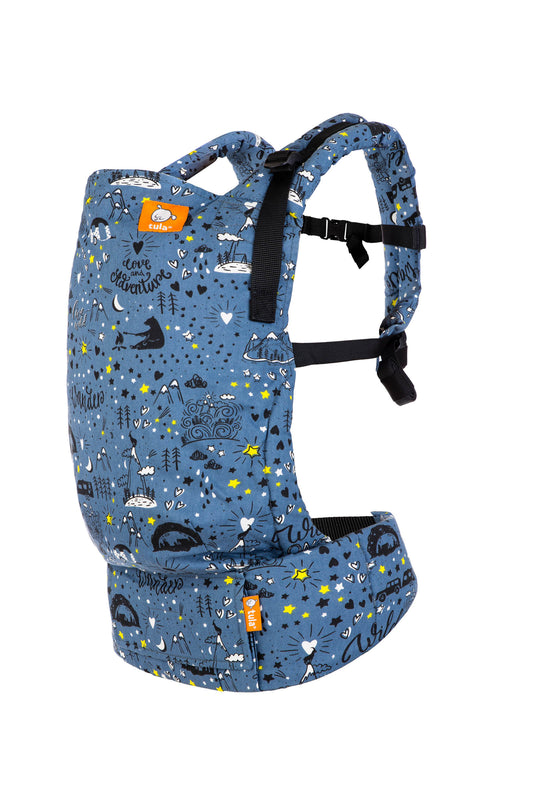 Ergonomiczne nosidełko Tula Free-to-Grow dla noworodków i starszych dzieci z wzorem scen z wakacji pod gołym niebem na niebieskim tle.