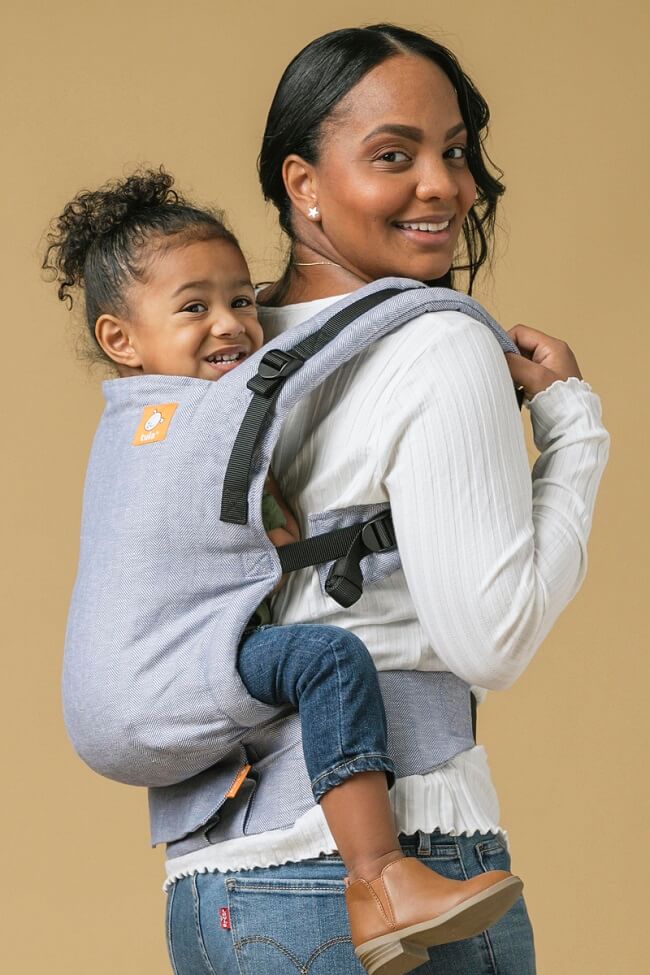 Mama nosi dziecko na plecach w nosidełku Tula Linen Free-to-Grow Rain