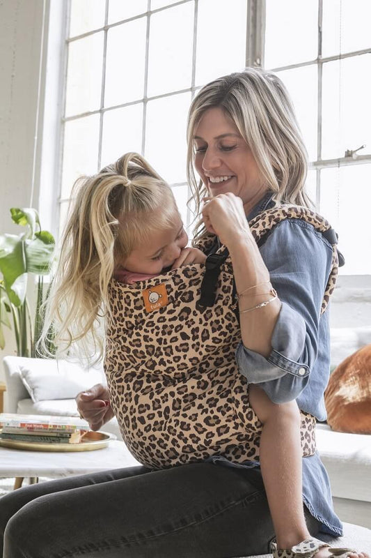 Mama nosi kulkuletnią córkę w nosidełku Tula Preschool