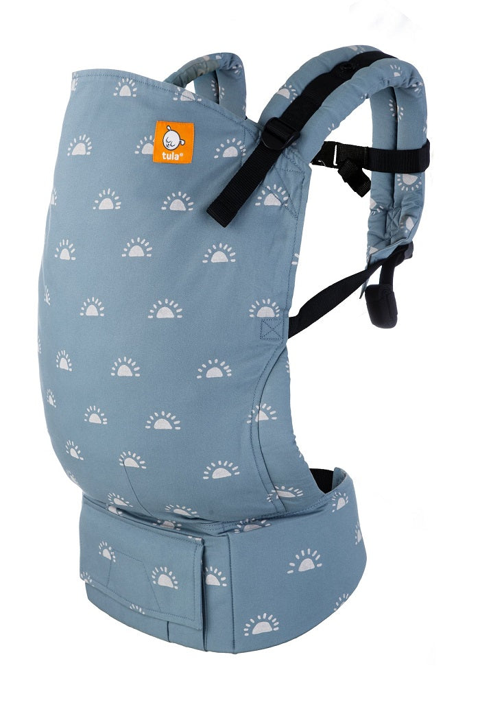 Nosidełko Tula Toddler Harbor Skies z wzorem słońc na błękitnym tle.