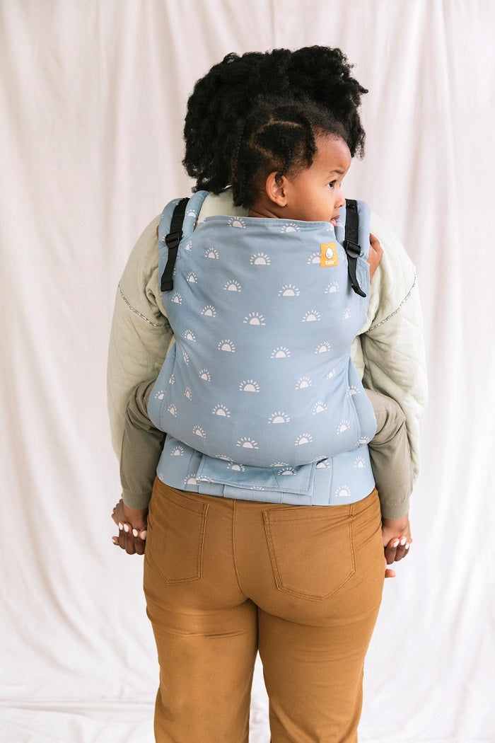 Mama nosi starszaka na plecach w nosidełku Tula Toddler